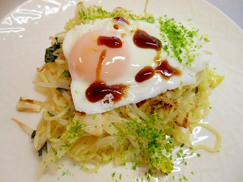 もやし、キャベツ、大葉の塩麹焼きそば卵のせ